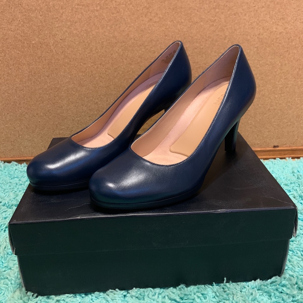 Brand New in Box Navy Leather Naturalizer Pumps size 7.5 7 1/2 B